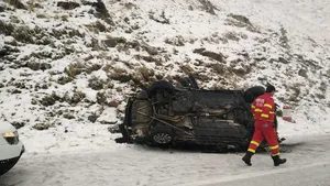 Accident, aproape de cascadorie. Patru tineri s-au prăbuşit cu maşina pe Transfăgărăşan, de la o înălţime de 40 de metri - VIDEO, FOTO