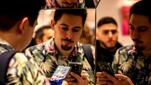 Sondaj: Românii cumpără online gadgeturi și jucării de Paște în locul tradiționalelor haine noi