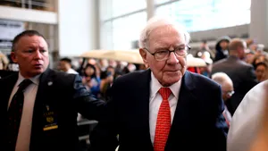Mişcări pe bursa din SUA. Miliardarul Warren Buffett îşi retrage investiţiile făcute pe bănci şi pariază pe producătorii de medicamente
