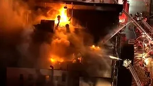 Nouă răniţi, în urma unui incendiu care a cuprins o clădire din New York / Peste 200 de pompieri, la faţa locului | VIDEO