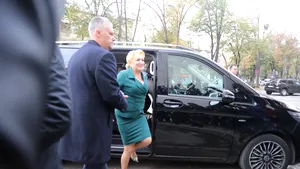 Viorica Dăncilă, întâmpinată de protestatari la Consiliul Judeţean Timiş. Reacţia premierului demis