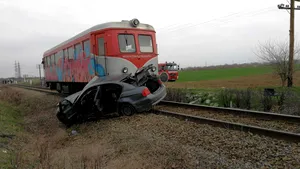 Trafic feroviar blocat în Olt, după ce un tren a lovit o maşină. Şoferul a fost găsit mort  | FOTO