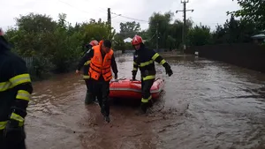 Autorităţile din Vrancea ordonă evacuarea zonelor cu risc de inundaţii înaintea codului portocaliu de furtuni