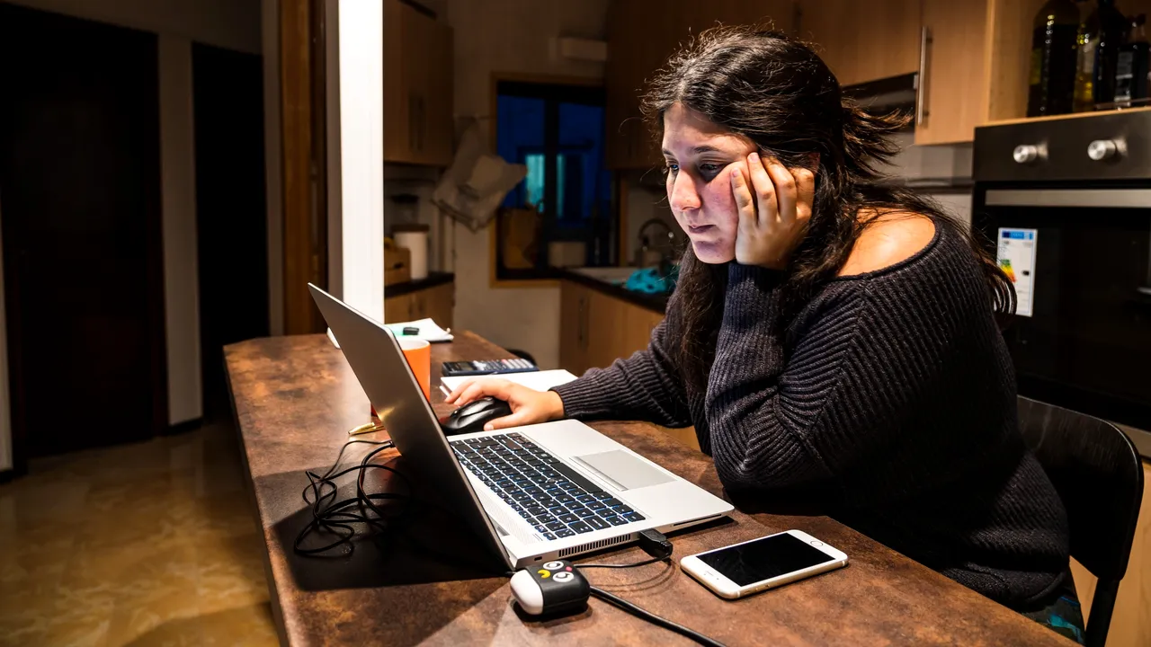 Educaţia sexuală se face prea puţin în şcoală. Elevii se informează de pe internet