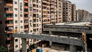 Erori arhitectonice moderne: noul pod rutier din Cairo construit la o palmă distanţă de balconul locatarilor