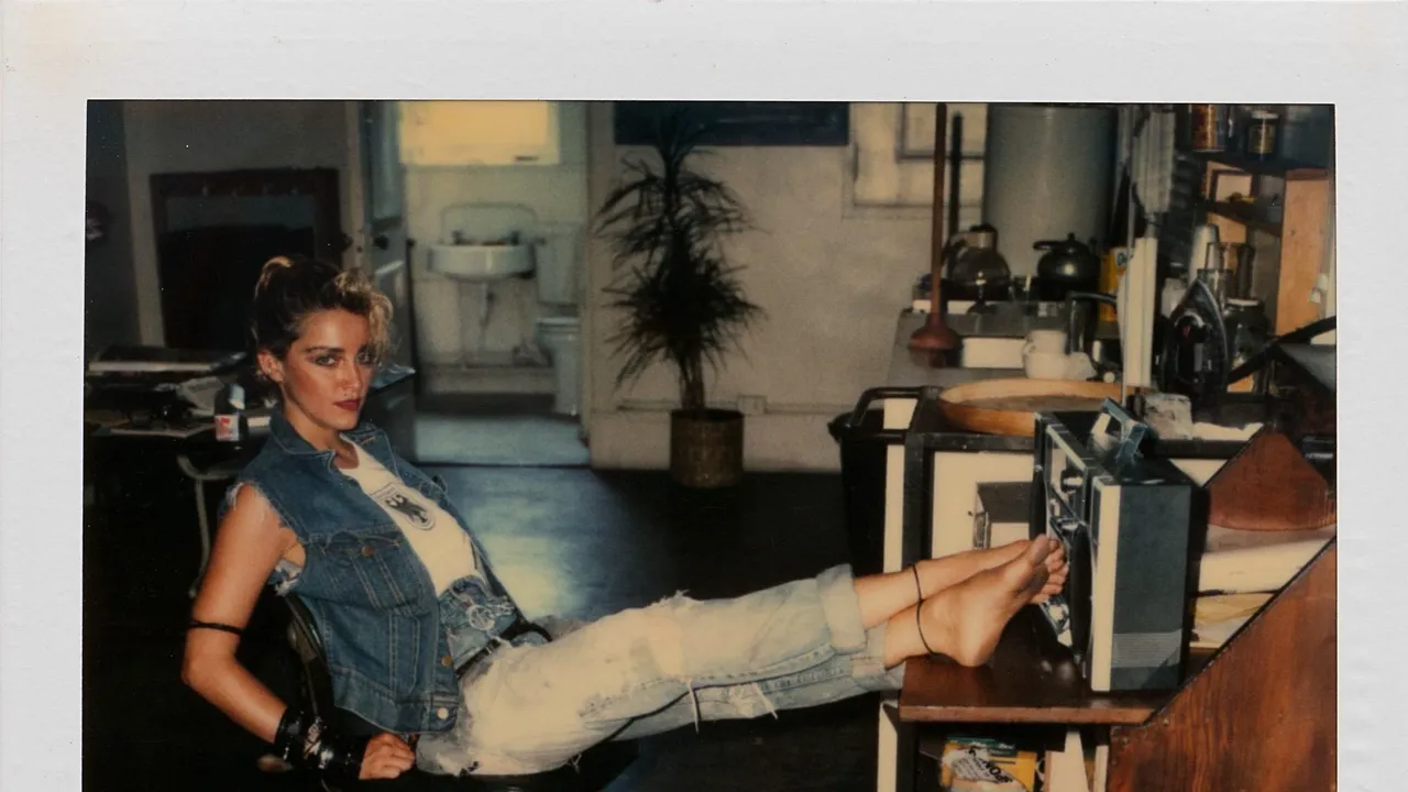 66 de polaroide cu Madonna, din 1983, o arată pe regina pop înaintea succesului - FOTO