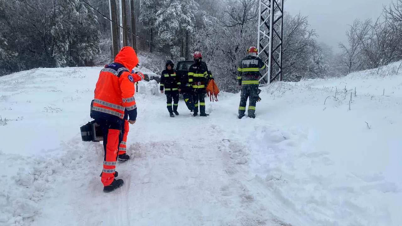 Efectele ninsorii în Bihor: o avalanşă a blocat un drum, sute de case nu au energie electrică