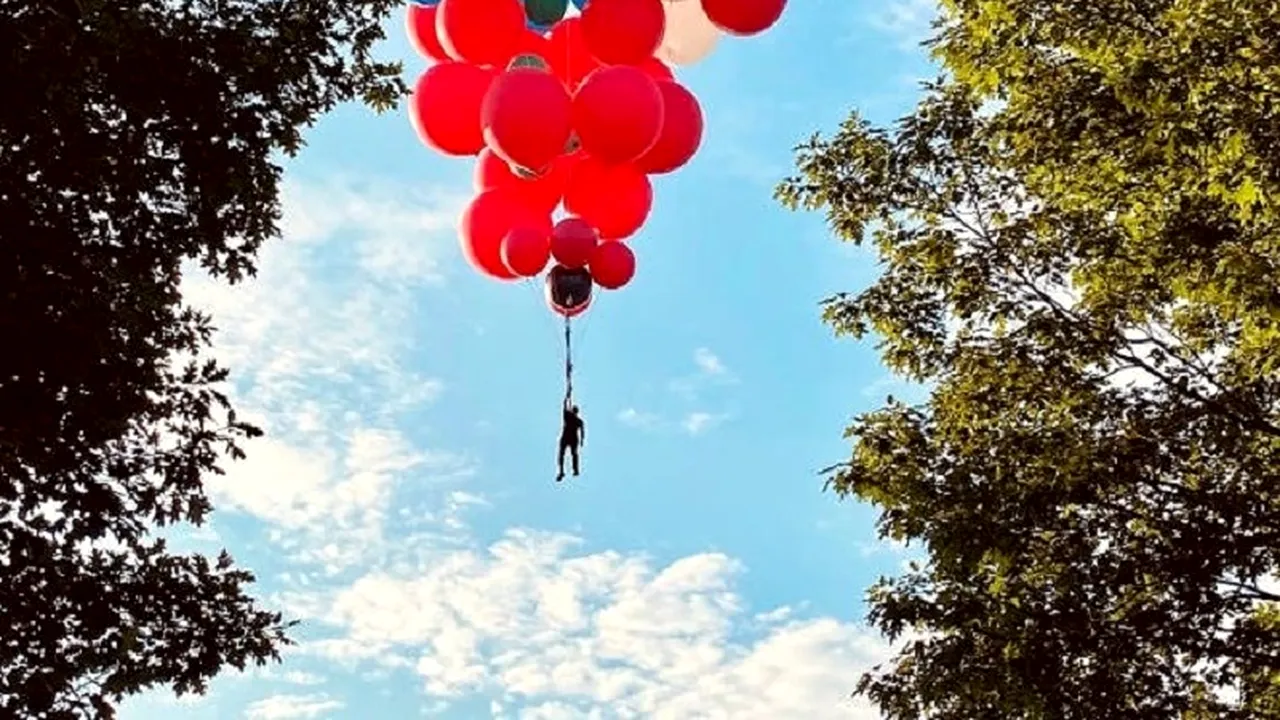 David Blaine va zbura „atârnat“ de baloane în prima cascadorie din ultimii 10 ani. Când şi unde poţi vedea live momentul