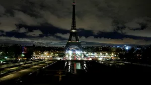 Iluminarea Turnului Eiffel va fi oprită luni seară, în semn de omagiu adus Papei Francisc