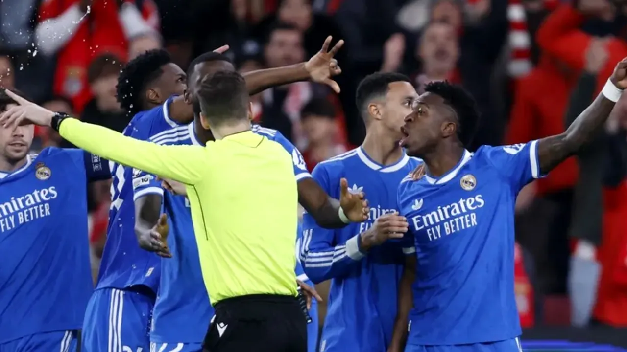 Haos la Benfica și Real Madrid. Vinicius a acuzat un jucător de rasism și a ieșit de pe teren. Meciul întrerupt mai multe minute