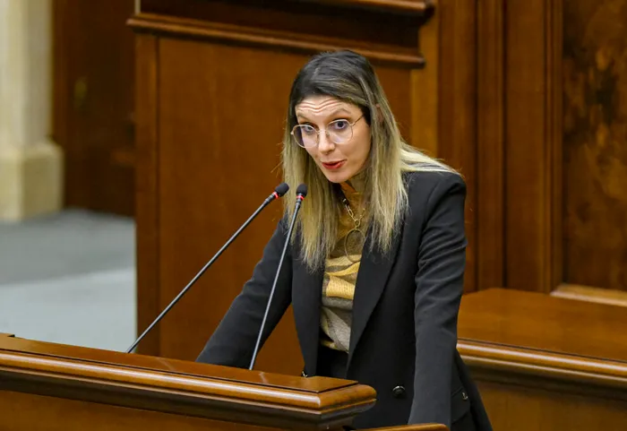 Breaking News Moțiunea simplă inițiată de AUR împotriva Dianei Buzoianu, adoptată de Senat. PSD i-a cerut demisia Ministrei Mediului