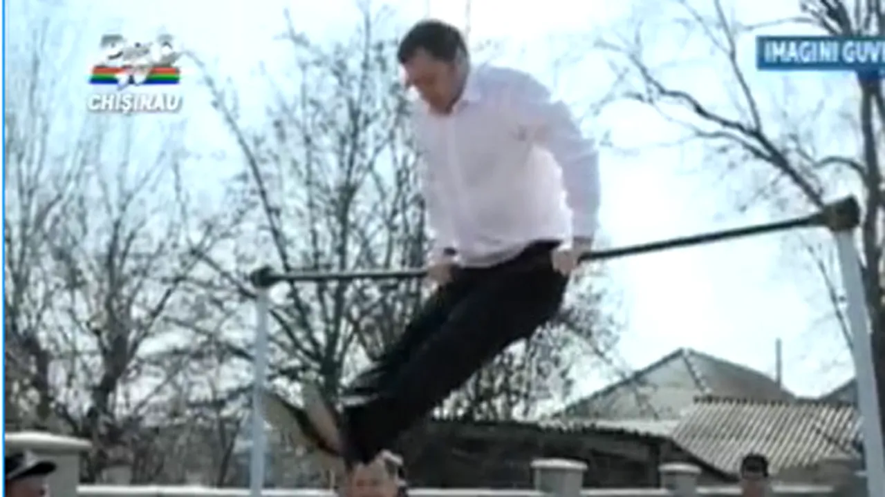 Vlad Filat nu ratează nicio ocazie de a-şi demonstra forţa: A făcut exerciţii la bară la inaugurarea unui sediu al pompierilor - VIDEO