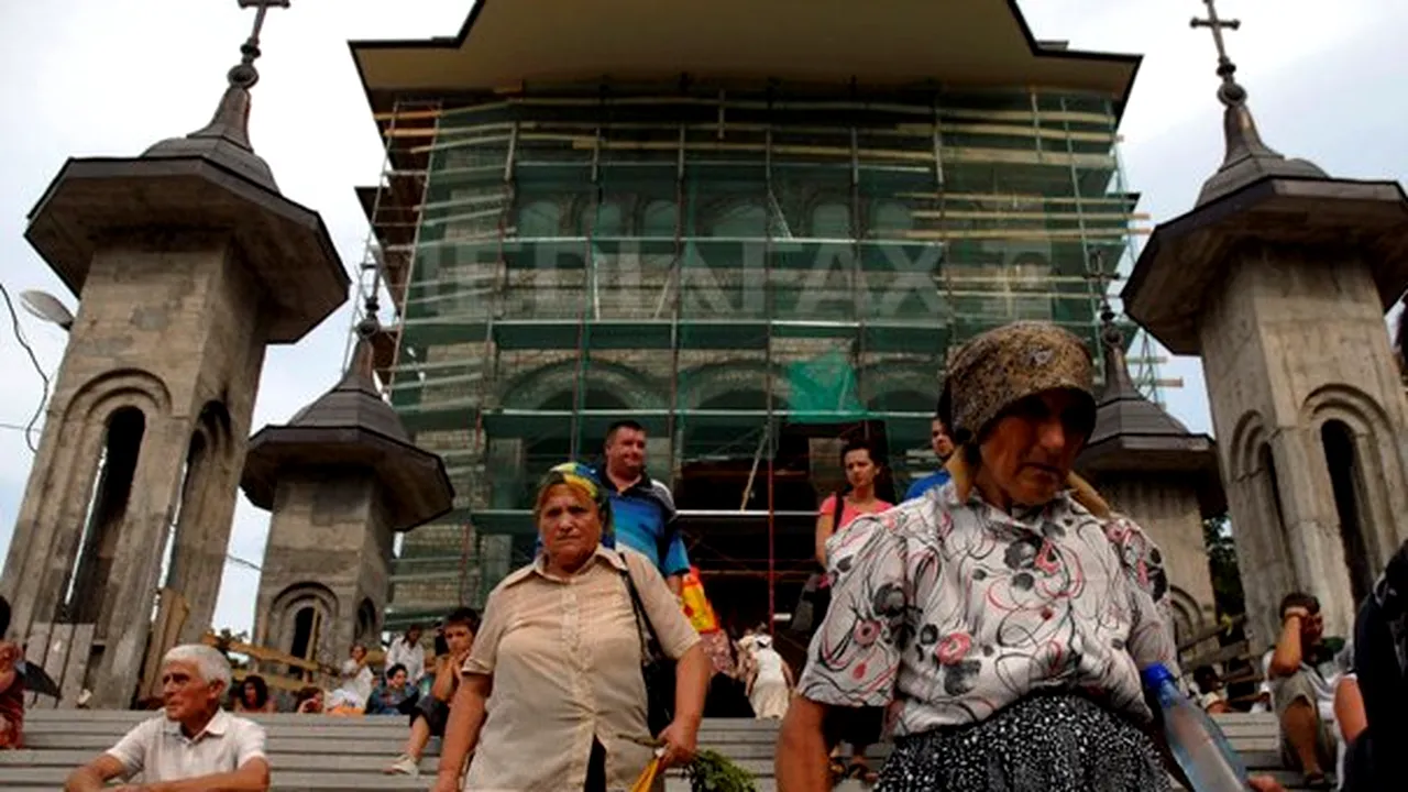 Cluj: Peste 60.000 de pelerini asistă, de Sfânta Maria, la slujba de la Mănăstirea Nicula