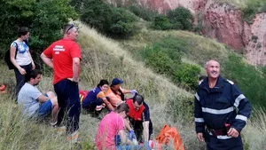 Accident cu parapanta în Alba. Un bărbat a fost rănit, după ce a căzut într-o râpă, de la 10 metri/ Elicopter SMURD, solicitat