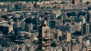 Premieră: Alpinistul american Alex Honnold, primul care ajunge în vârful zgârie-norului Taipei 101 fără frânghii sau echipament de protecție