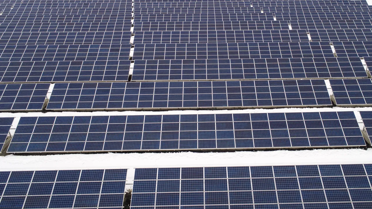 Uniunea Europeană investighează o licitaţie din România pentru construirea unui parc fotovoltaic. Ofertanţii sunt companii chineze