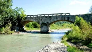 Un pod construit pe vremea lui Alexandru Ioan Cuza s-a dărâmat din cauza debitului crescut din ultimele zile a râului Doftana