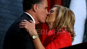 Apariţie-surpriză a lui Mitt Romney pe scena convenţiei republicane din Tampa. Candidatul republican şi-a sărutat soţia - FOTO