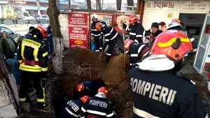 Un muncitor care lucra la repararea unui cablu electric subteran a fost prins sub o placă de beton în Capitală | FOTO, VIDEO