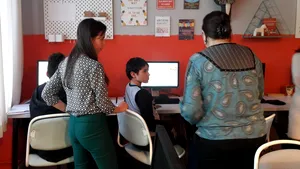 Inedit: Elevii unui liceu pentru Deficienţi de Auz, învăţaţi să programeze de firme IT