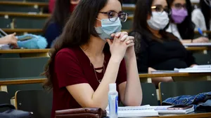 De frica coronavirusului, examenele de admitere la facultate se vor susţine pe stadioane şi în amfiteatre enorme. Emoţii suplimentare pentru candidaţi