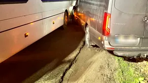 Un autocar cu 40 de elevi, implicat într-un accident pe un drum județean din Botoșani
