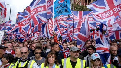 EXTERNE Zeci de mii de oameni protestează la Londra în cadrul unor marșuri rivale. Manifestație naționalistă  și demonstrație pro-palestiniană