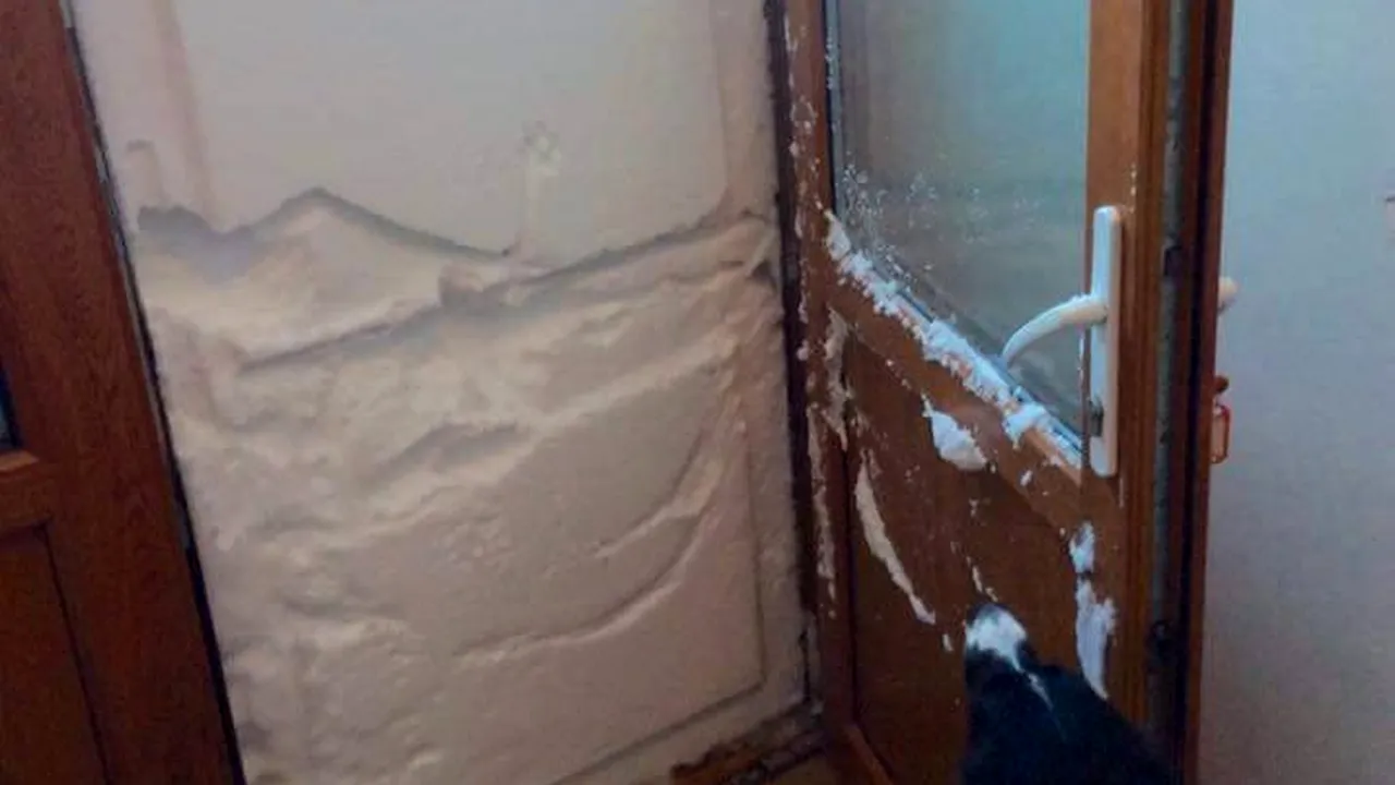 Stratul de zăpadă depăşeşte 2 metri şi jumătate pe Transfăgărăşan; traseele montane, închise. În Parâng, alertă din cauza pericolului producerii de avalanşe - FOTO