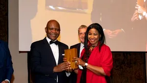 Criza COVID. Un medic african a venit în Europa pentru a-şi striga disperarea: ”Avem nevoie de 1,8 miliarde de doze” 