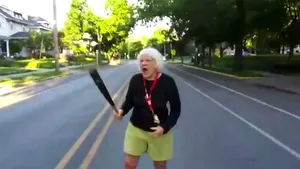 Imagini virale: O bătrână cu bâta de baseball încearcă să oprească protestatarii din Statele Unite

