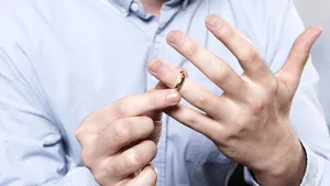 Uraganul Milton a scos la suprafaţă o verighetă pierdută în urmă cu 10 ani într-o grădină