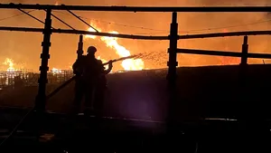 Pompierii din Argeş intervin la un incendiu masiv izbucnit la o hală