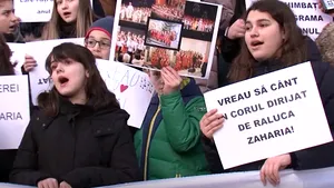 Juniorii Operei Iaşi, concert pe scările instituţiei,în semn de protest faţă de demiterea dirjorului | VIDEO