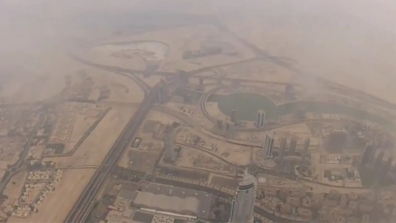 FURTUNĂ de NISIP la Burj Khalifa. Fenomenul privit de pe cea mai înaltă clădire din lume - VIDEO