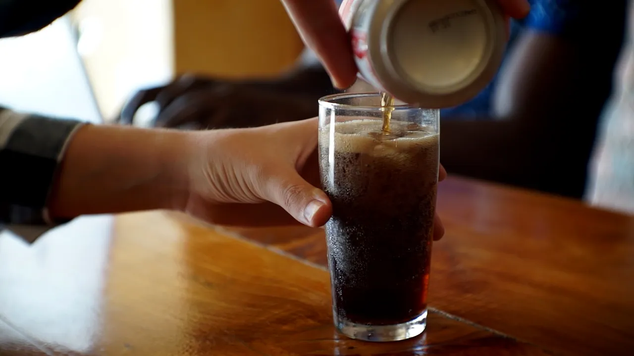 Un bărbat a fost şocat să găsească o „rozătoare moartă” în cutia sa de Coca-Cola, imediat după ce a terminat băutura. Ce compensaţie a primit din partea companiei | FOTO