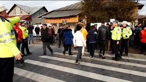 Nou protest pe DN 1, împotriva separatoarelor de sens. Zeci de oameni au blocat circulaţia. VIDEO
