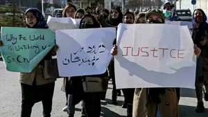 Femeile afgane ripostează. Cer talibanilor acces la educaţie şi locuri de muncă