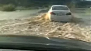 VIDEO Circulaţia blocată de inundaţii. Apă de o jumătate de metru pe un drum naţional din Cluj