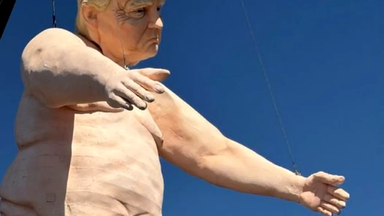 Statuie de 13 metri înălţime, care îl înfăţişează pe Donald Trump dezbrăcat, expusă lângă Las Vegas
