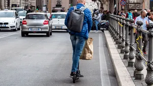 Prima persoană arestată pentru că a condus în stare de ebrietate o trotinetă electrică. Ce sumă va plăti după ce a accidentat două persoane