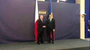 Premierul maltez a fost întâmpinat de Sorin Grindeanu în HUIDUIELILE protestatarilor din Piaţa Victoriei