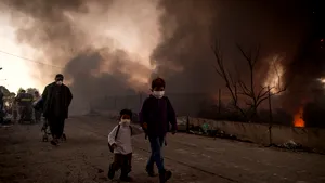 Încă un incendiu în lagărul de refugiaţi Moria. Mii de refugiaţi dorm sub cerul liber. Grecia trimite ajutoare