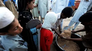 Circa 20 de copii antrenaţi de talibani, salvaţi de armata pakistaneză