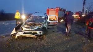 Un camion încărcat cu bitum s-a ciocnit cu o maşină în Prahova. Două persoane sunt rănite