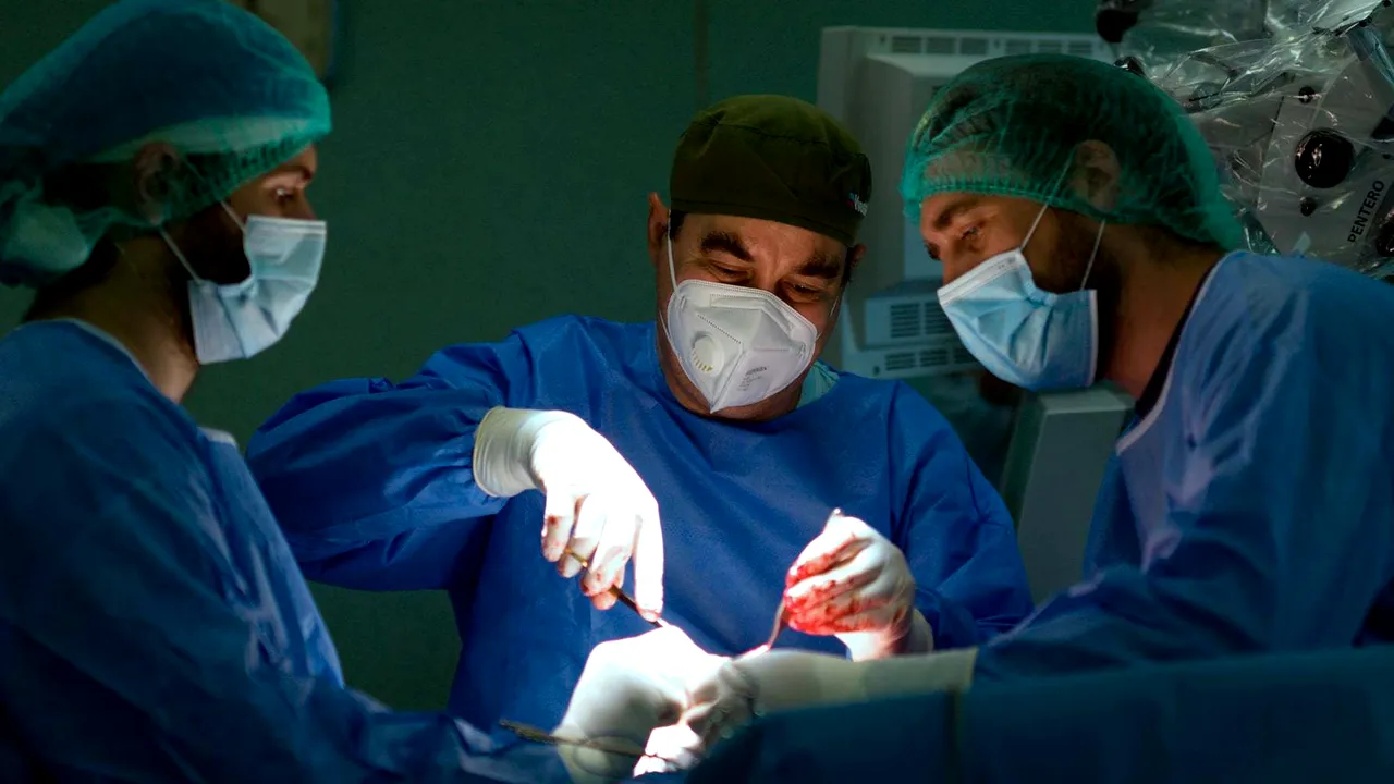 Medicii din Arad i-au extras unei paciente însărcinate o tumoră de 4,5 kilograme