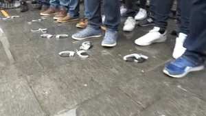 Poliţiştii din Franţa au organizat proteste în toată ţara. Motivul pentru care şi-au „aruncat” cătuşele VIDEO
