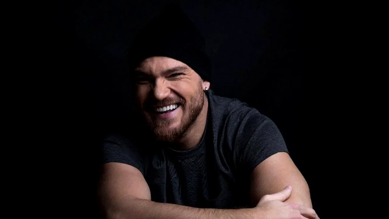 INTERVIU Peter Pop, artistul care a practicat în copilărie tenis, promovează scrima în clipuri, a terminat cibernetică, a jucat în filmul Selfie 69 şi şi-a făcut un nume în industria muzicală