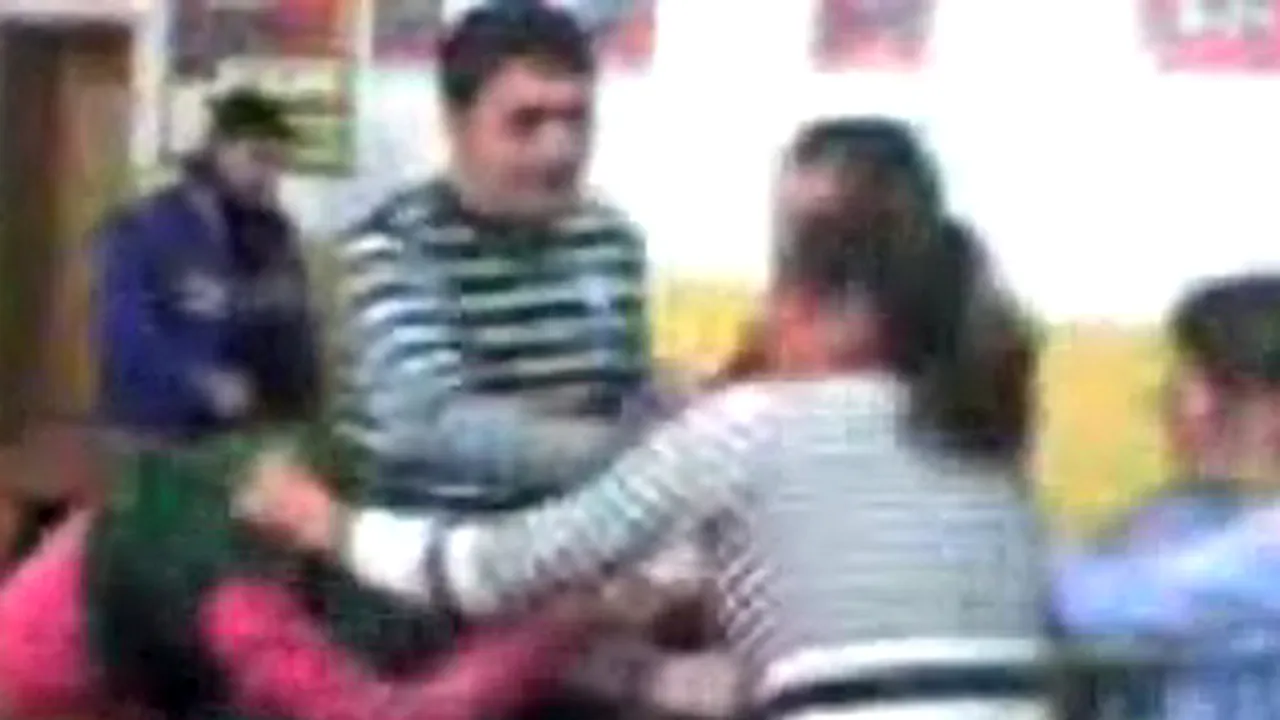 Adolescentă în stare gravă după ce a fost bătută de o colegă (Video)