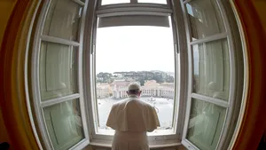 COMENTARIU Lelia Munteanu: Papa: „Dacă privim în noi înşine, o să găsim aproape tot ceea ce detestăm în afara noastră