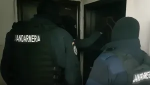 VIDEO. Cum au păcălit mascaţii un suspect vizat de percheziţii să deschidă uşa 